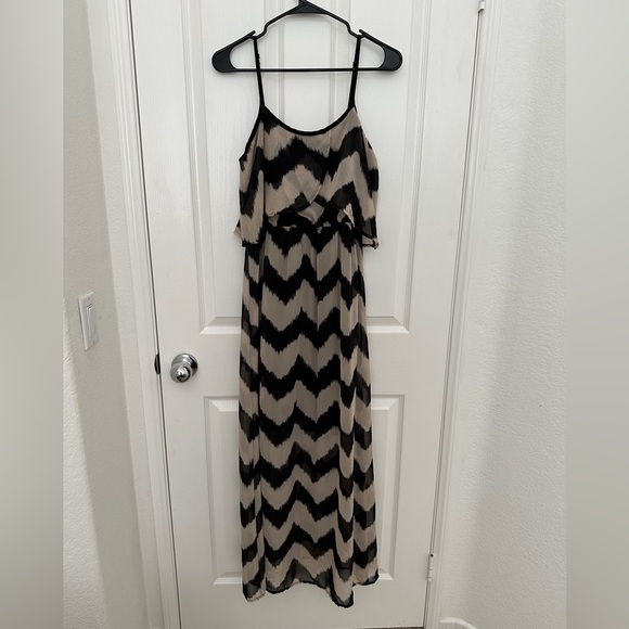 No Boundaries Dresses & Skirts - Strap Maxi black and tan chevron dress